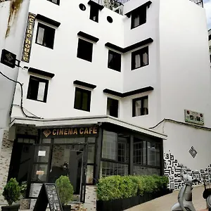 Pensión Cine House
